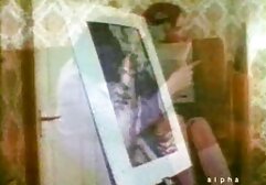 Procace video porno mature pelose giovane studentessa gioca con la sua figa